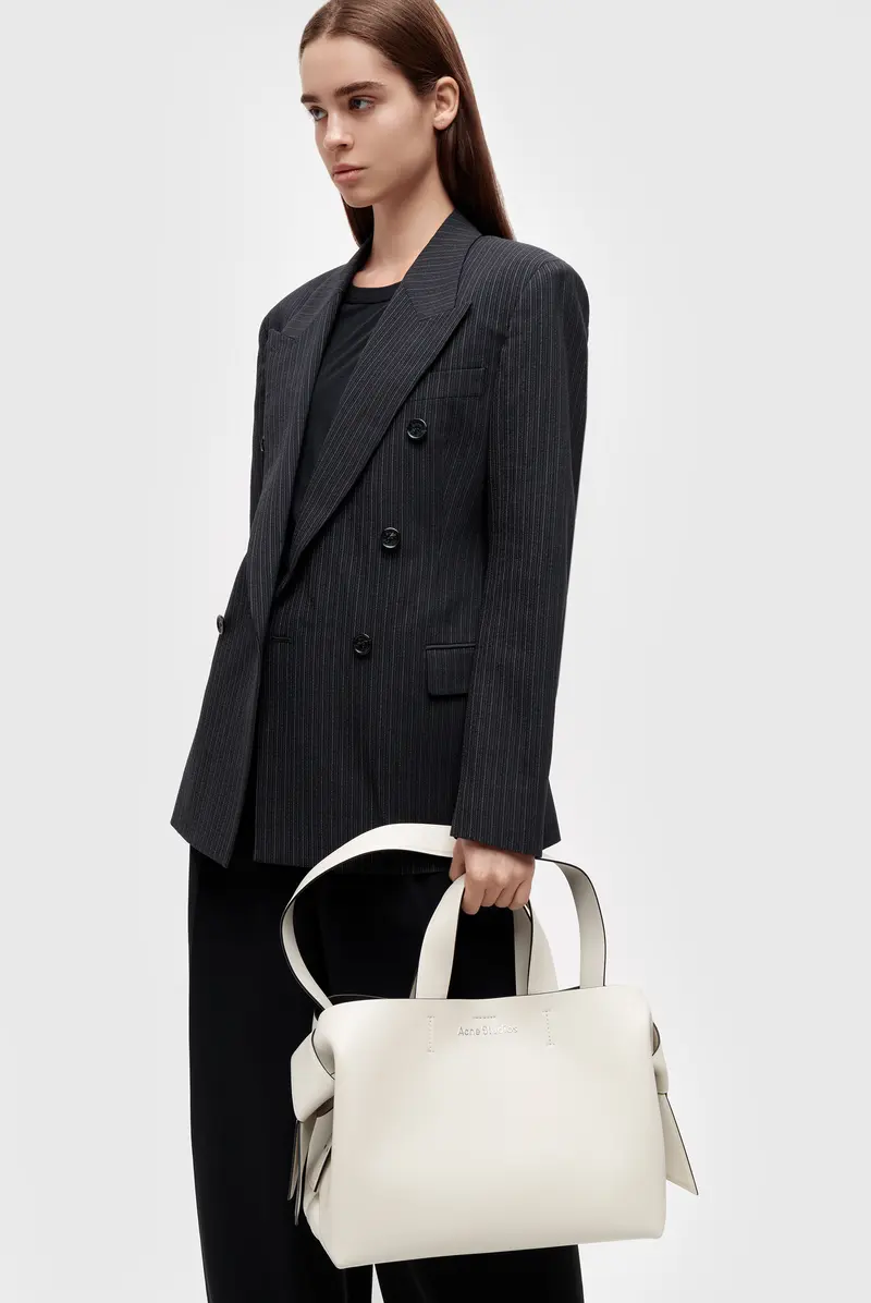Acne studios 異素材バッグ ◇Acne Studios◇ロゴエンボス 上質 フェイクレザートートバッグ (Acne