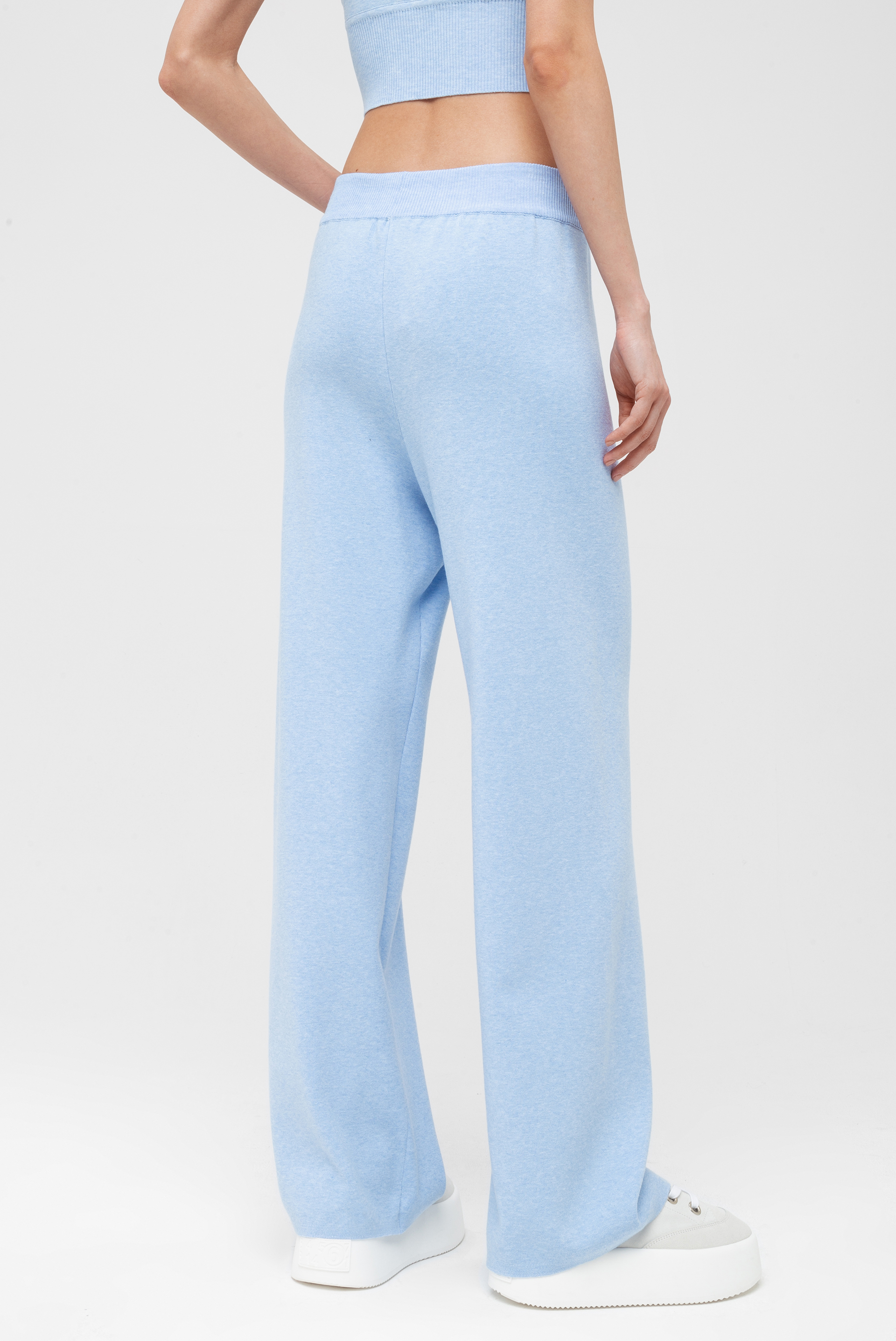 Мужские брюки на прозрачном фоне. Женских брюк мужской. Спортивные штаны mockup. Штаны пдф. Расклешенные спортивные штаны.